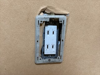 茨城県土浦市 コンセント2カ所交換工事3