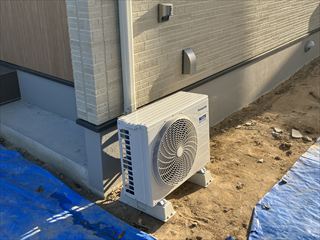 茨城県龍ケ崎市 家庭用エアコン設置、平面アンテナ設置工事