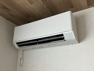 茨城県龍ケ崎市 家庭用エアコン設置、平面アンテナ設置工事