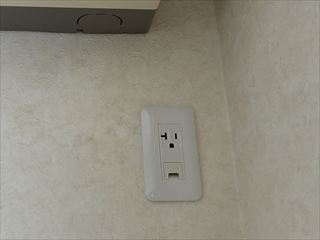 茨城県龍ケ崎市 家庭用台所照明・手元照明交換、コンセント増設工事