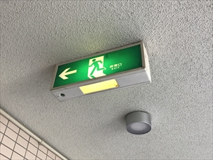茨城県取手市　マンション誘導灯＋共有灯交換工事1